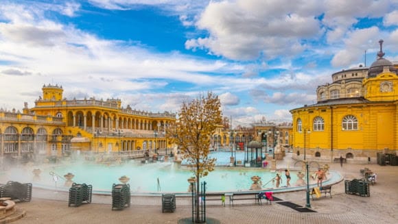 7 voyages qui vont faire exploser votre 2025 Bien-être : spas, yoga et slow travel pour recharger vos batteries. Œnotourisme : dégustez les meilleurs crus entre Bordeaux et Toscane. Gastronomie : tapas à Madrid ou street food thaï, un tour du monde pour vos papilles. Culture : Alhambra, Vatican, Tour Eiffel… les monuments mythiques vous attendent. Aventure : quad dans le désert, rafting, parapente, sensations garanties. Thématique : marchez dans les décors de Game of Thrones ou Harry Potter. Durable : éco-voyages et observation de la faune sans trace carbone. La Journée mondiale du tourisme (27 sept.) est le moment parfait pour choisir votre style avec Civitatis !