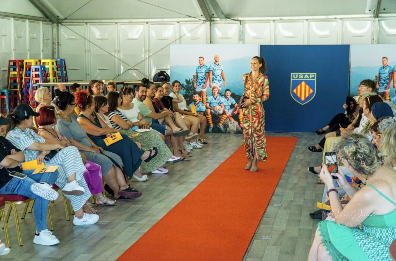 Un grand défilé solidaire enflamme Perpignan, la mode de seconde main s’impose