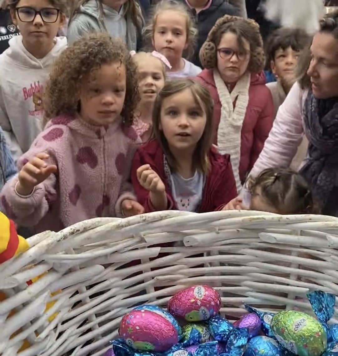 Alénya : La tradition de la Sisteille fait pleuvoir les gourmandises sur la place de la République