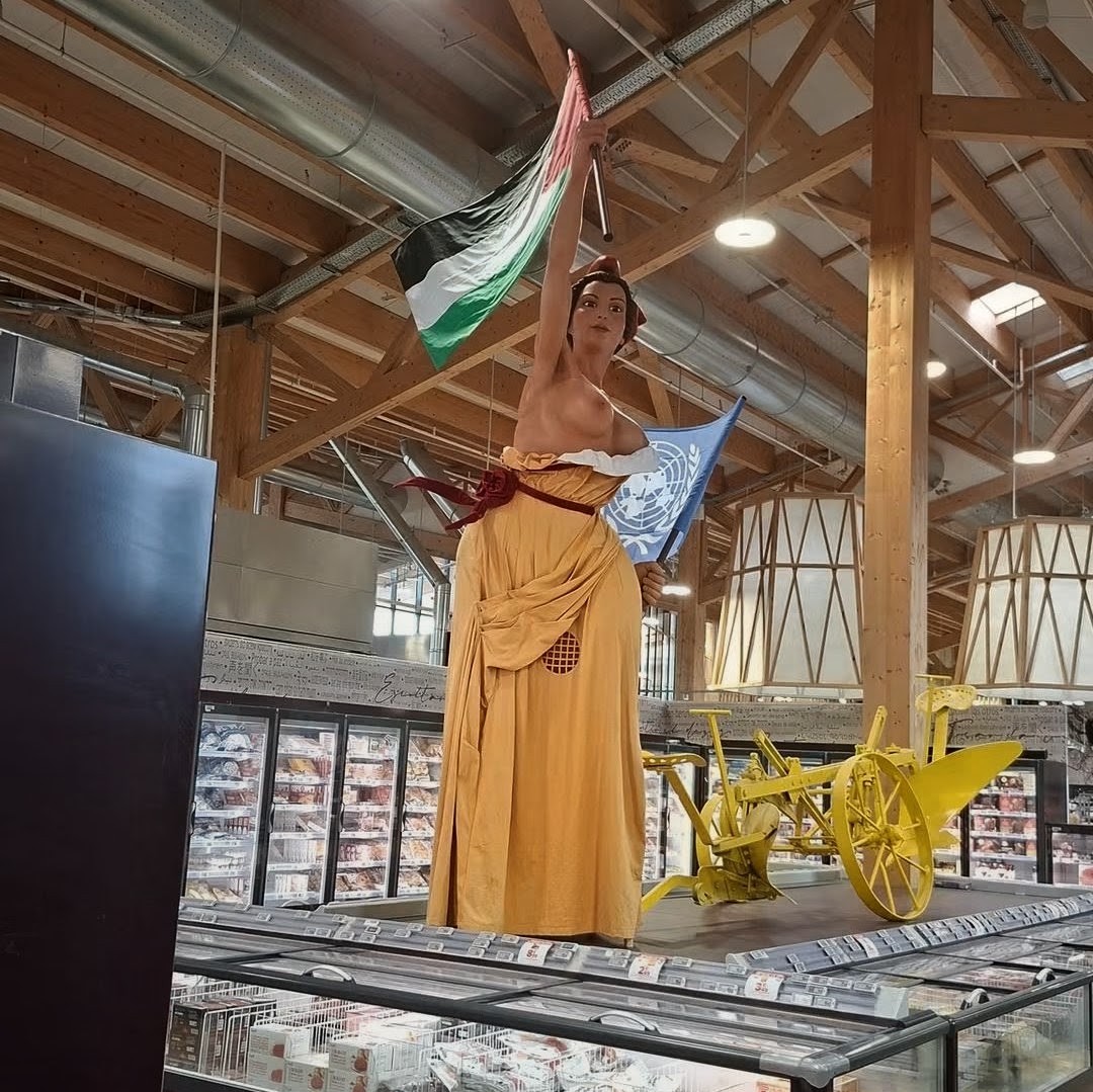 À UR, la Marianne de Carrefour fait tomber les drapeaux de la discorde